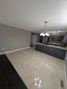 Bright 2 bedroom, 2 bath home with garage and water included! - Photo 4
