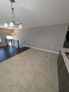 Bright 2 bedroom, 2 bath home with garage and water included! - Photo 5
