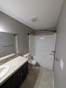 Bright 2 bedroom, 2 bath home with garage and water included! - Photo 11