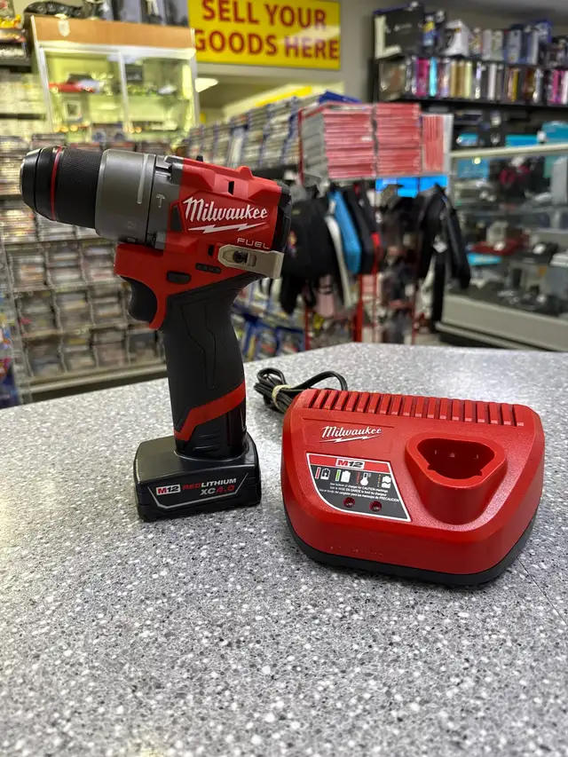 Milwaukee 3404 12V 1/2" Drill Kit with 4AH battery and charger