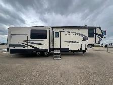 2019 Keystone Montana High Country 344RL, SPACIOUS LUXURIOUS - Photo 16