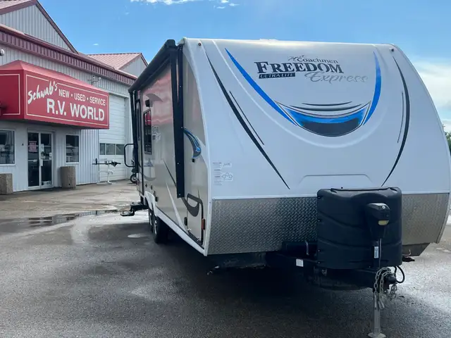 2020 COACHMEN FREEDOM EXPRESS 246RKS, REAR KITCHEN, COUPLES UNIT