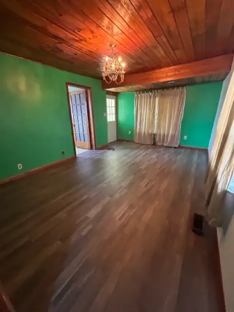 Spacious 4-Bed 2-Bath Home in Quiet Neighbourhood