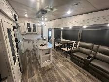 2021 KEYSTONE COUGAR 30RLS, SPACIOUS LUXURIOUS - Photo 14