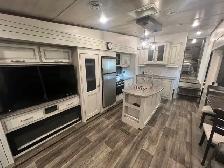 2021 KEYSTONE COUGAR 30RLS, SPACIOUS LUXURIOUS - Photo 15