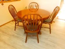Oak Dining Table w/ 6 Chairs - Photo 2