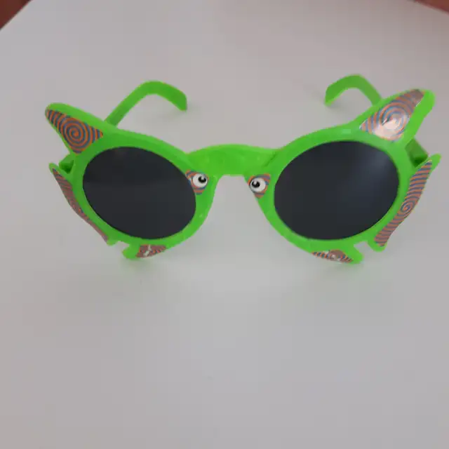 2LUNETTES SOLEIL ENFANT 5'LARG UNE BLANCHE UNE VERTE: $5.00CHAQU