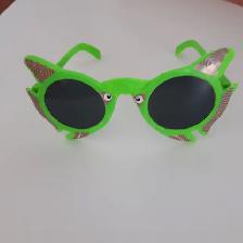 2LUNETTES SOLEIL ENFANT 5'LARG UNE BLANCHE UNE VERTE: $5.00CHAQU