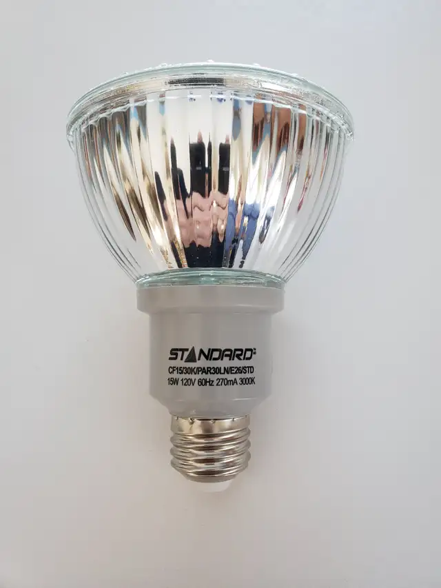 7 AMPOULES NEUVES STANDARD PAR 30 FLUO COMPACT 17W: $4.00 CHACUN