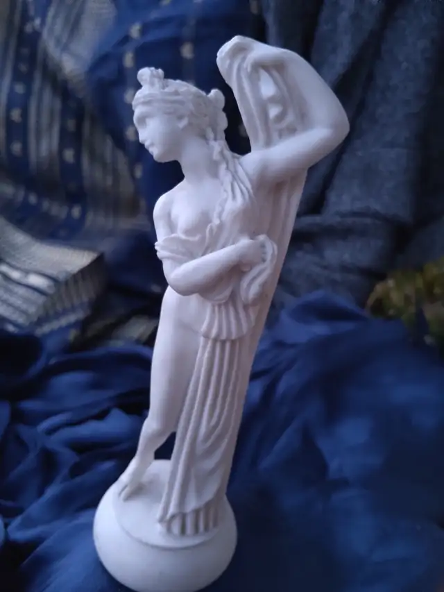 CHARMING! 6' ITALIAN Venus Callipyge statue in alabaster