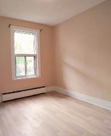 5 1/2 ground floor with 1.5 bathrooms, available October 1st - Photo 3