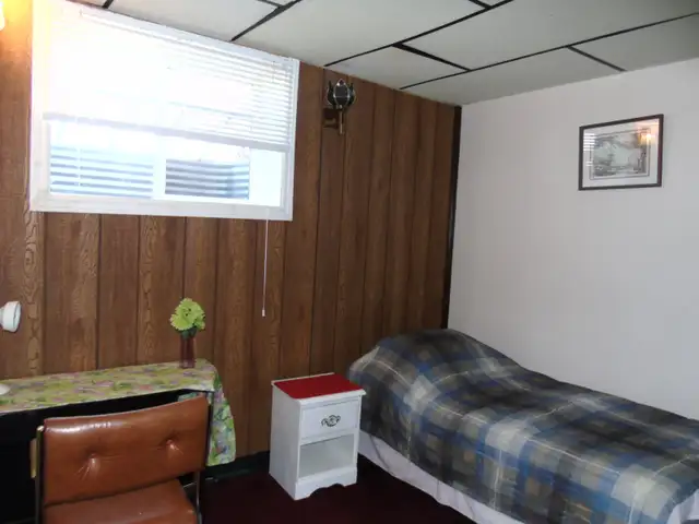 Room near Rundle C(Train NE and Malls $630