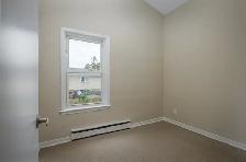 THREE BEDROOM-1.5 BATH TOWNHOME IN NORTH LONDON - Photo 14