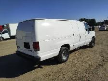 2010 Ford E-Series E-350 - Photo 4