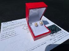 #905 - White Akoya Pearl, 14kt Yellow Gold Studs - Photo 4