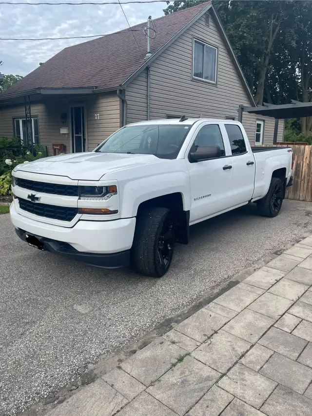 2018 Chevrolet Silverado 1500 w/ Gooseneck Hitch  - LOW KMS!!