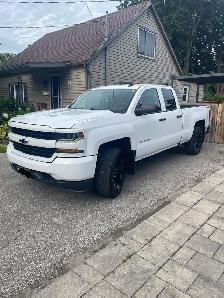 2018 Chevrolet Silverado 1500 w/ Gooseneck Hitch  - LOW KMS!!