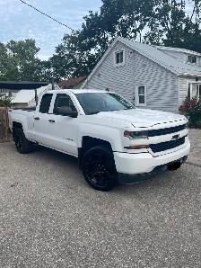 2018 Chevrolet Silverado 1500 w/ Gooseneck Hitch  - LOW KMS!! - Photo 2
