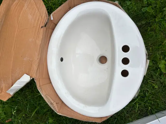 Brand-New Bathroom Sink / Lavabo de salle de bain neuf