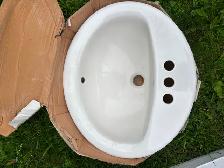 Brand-New Bathroom Sink / Lavabo de salle de bain neuf