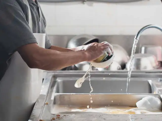 plongeur demande/ dishwasher needed