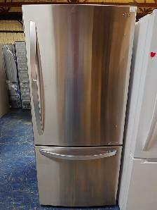 LG '30' Stainless Steel Bottom Freezer Top Fridge on Sale‼️