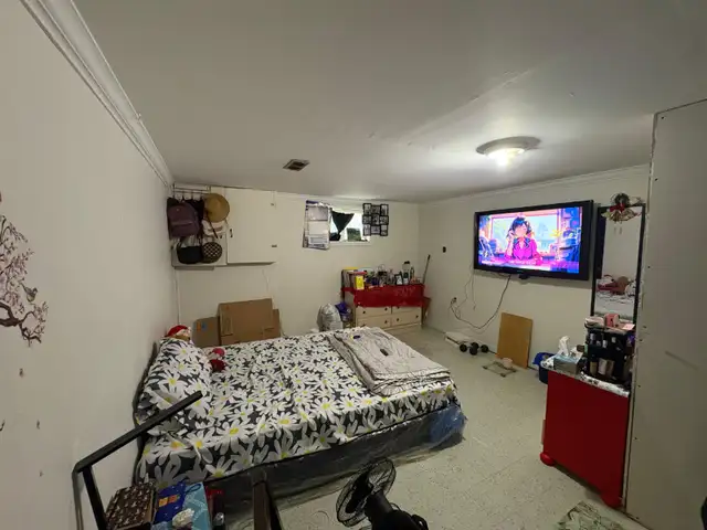 Private room for girl available Malton(Mississauga) 647 534 3990