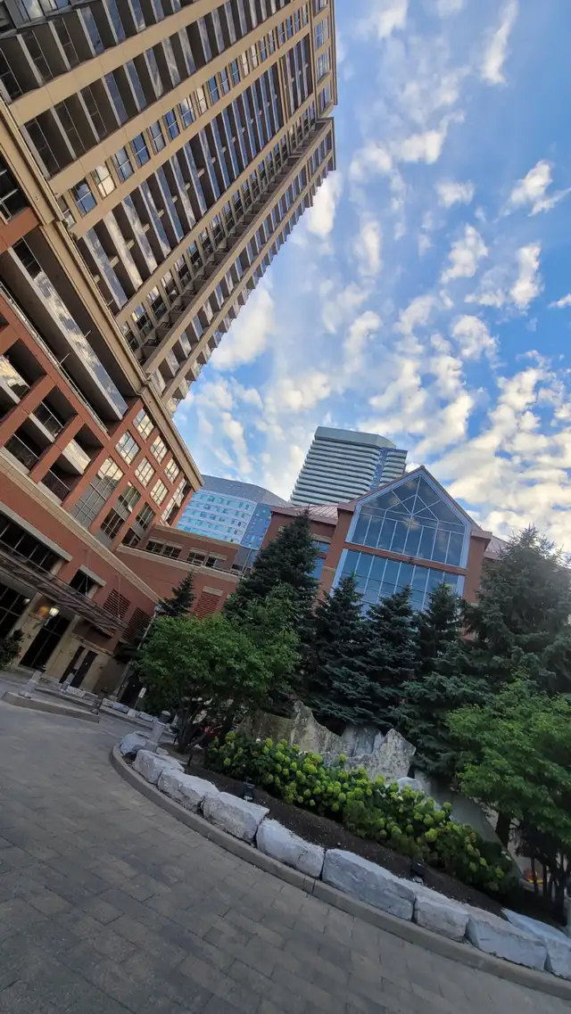 Private Den Room With Bathroom - Condo Near Square One Mall