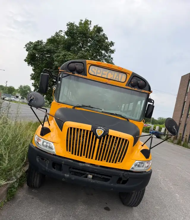 BUS JAUNE À VENDRE/ YELLOW BUS FOR SALE 1200$