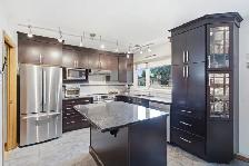 OH! Magnificent 5bdrm Bungalow nestled on a quiet cul-de-sac! - Photo 5