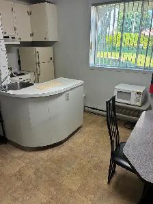 Appartement 2 1/2 meublé, chauffé, électricité, internet inclus - Photo 2