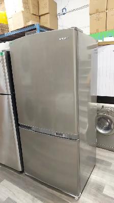 Fridge - 33' Samsung 18.8 Cu. Ft. Bottom Freezer - Photo 3