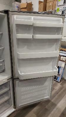 Fridge - 33' Samsung 18.8 Cu. Ft. Bottom Freezer - Photo 4