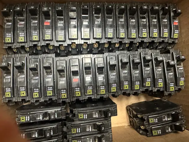 Square d 15 amp breakers