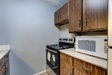 HUGE PRICE DROP! CHARMING 2 BED BRAESIDE CONDO FOR SALE! - Photo 4