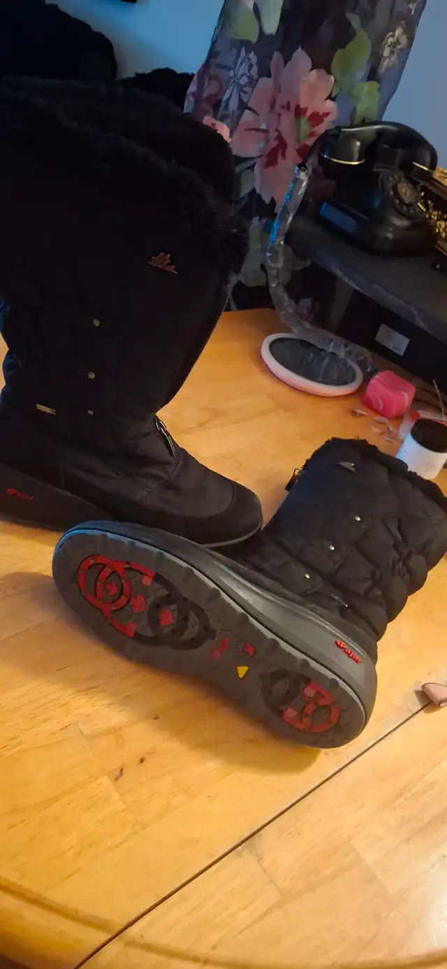 2 paires de bottes pajar gr 7 et gr 8 et une paire de uggs gr 7