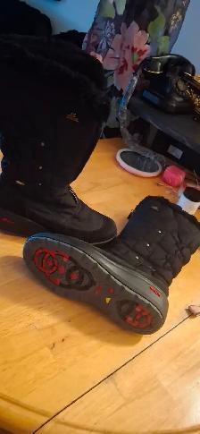 2 paires de bottes pajar gr 7 et gr 8 et une paire de uggs gr 7