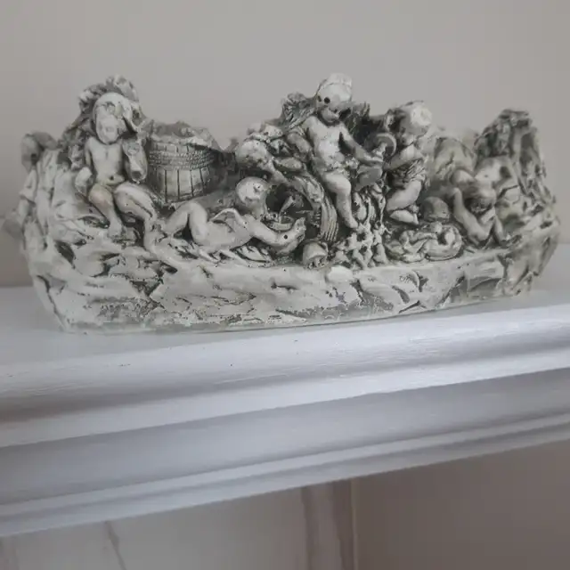 BEAU VASE NEUF DES ANGES BLANC GRIS DE SF IMPORTS INC: $15.00