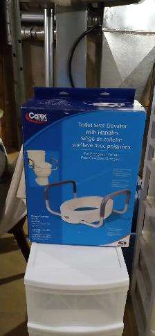 Toilet Seat Elongated Elevator style New in box with Handles - Photo 3