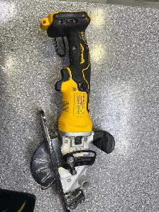 DEWALT DCS571 4 1/2" BRUSHLESS CIRCULAR SAW TOOL ONLY - Photo 2