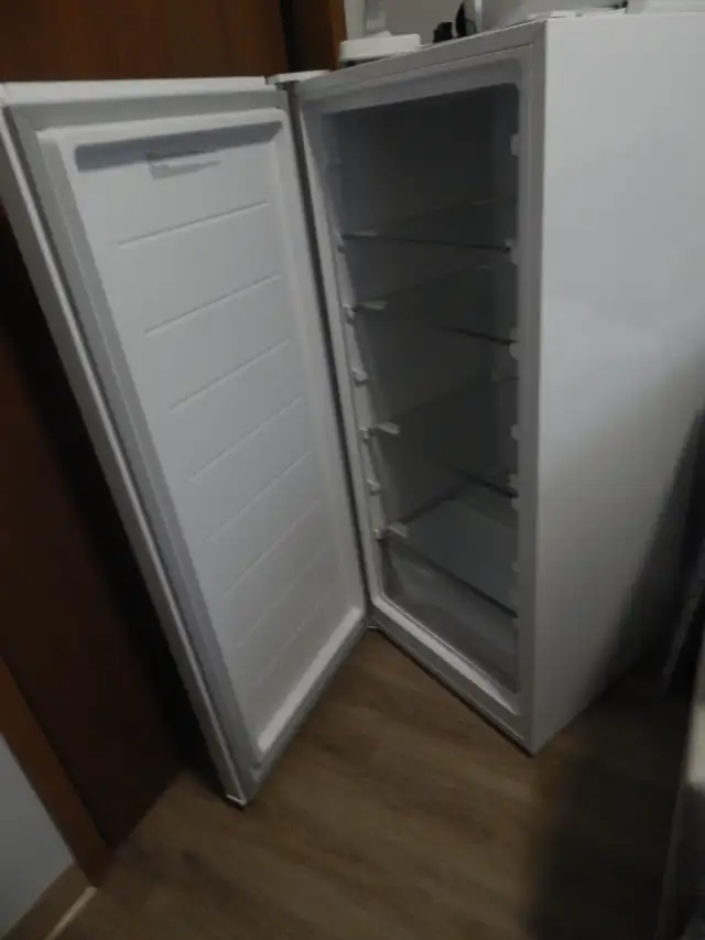 Upright Freezer, Less than 1 Yr. old, Warranty