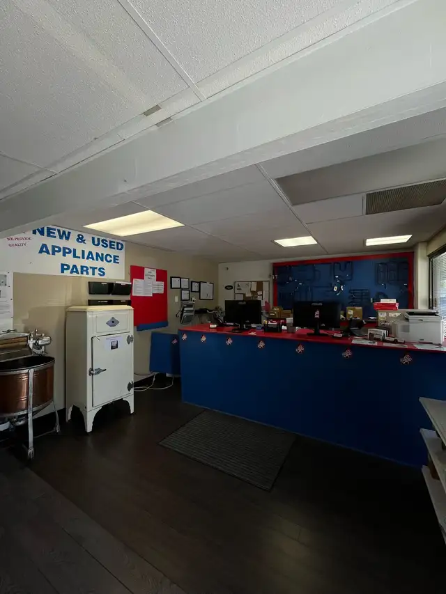 NOW HIRING – FRONT DESK