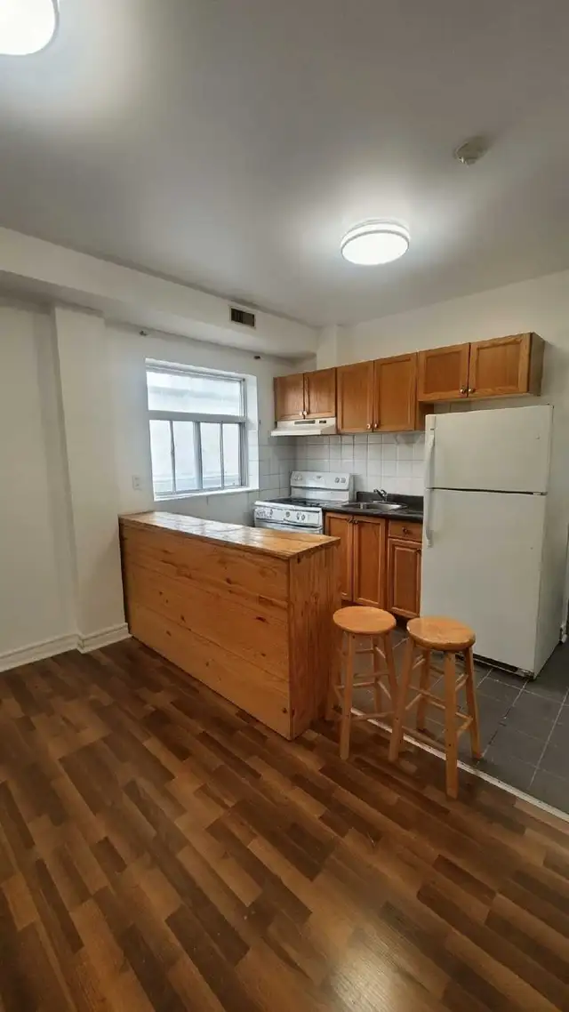 1 bedroom apt steps away from Dufferin Subway Station