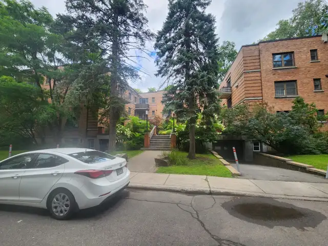 DISPONIBLE IMMÉDIATEMENT MEUBLÉ 3 1/2 métro Côte-des-Neiges