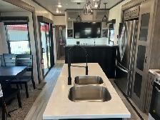 2022 FOREST RIVER CEDAR CREEK 40CBAR, PARK MODEL, SPACIOUS - Photo 8