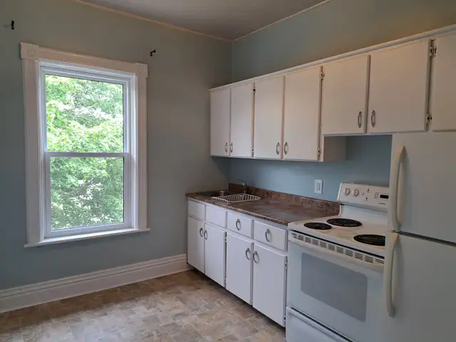 Move-in ready 3 bedroom unit near Jackson Park