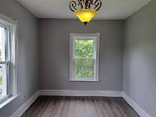 Move-in ready 3 bedroom unit near Jackson Park - Photo 8