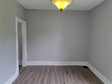 Move-in ready 3 bedroom unit near Jackson Park - Photo 9