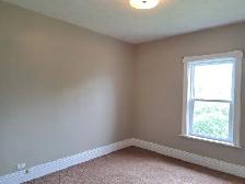 Move-in ready 3 bedroom unit near Jackson Park - Photo 11