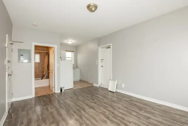 241 Gibson Ave, Hamilton (4) - Bachelor Apartment